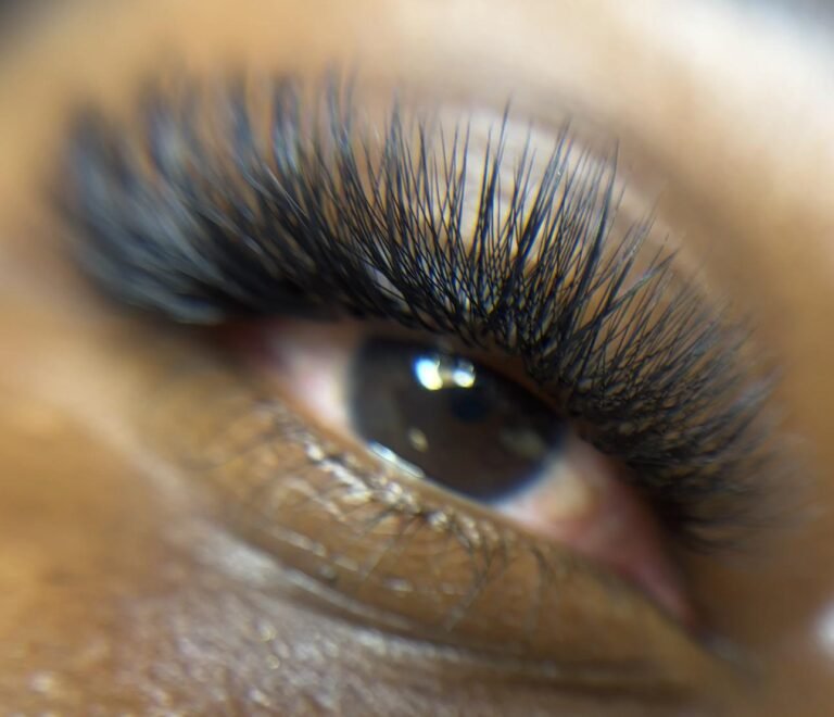 Light Volume (2-3 D) Eyelash Extensions.